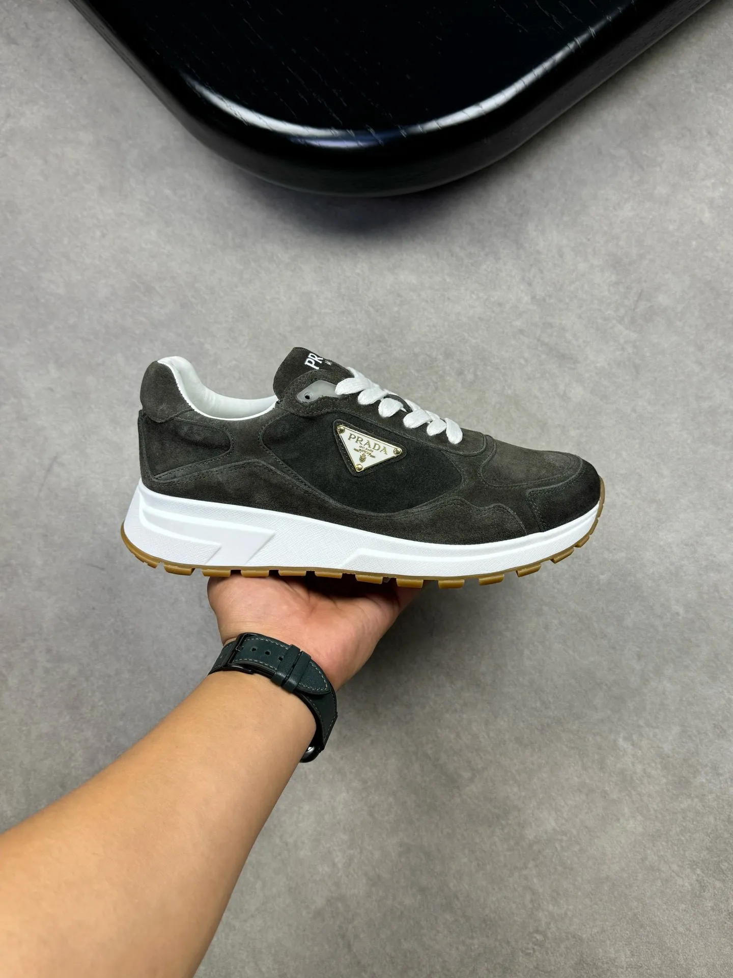 Batch 420, Prad* Prada's new men's thick-soled leather sports and casual shoes are made of imported high-value suede cowhide, combining elegant style and innovative design. The outer side is decorated with an enameled metal triangle logo, and the 4.5cm concave and convex rubber thick sole is full of modern style. The Prada letter logo is decorated on the heel and tongue, all of which illustrate the brand style. , soft, light, comfortable and durable on the feet! 38-44